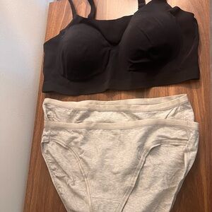 ⭐️Mismatch set ⭐️ Halston Bra, size XL & two pairs of XL black bow underwear